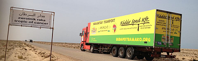 foto - kamion s humanitarní pomocí
